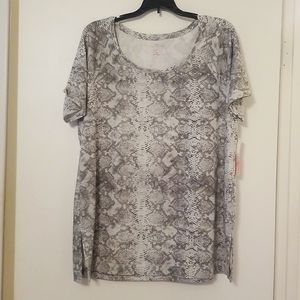 NWT- New Directions short sleeve snakeskin top in xl